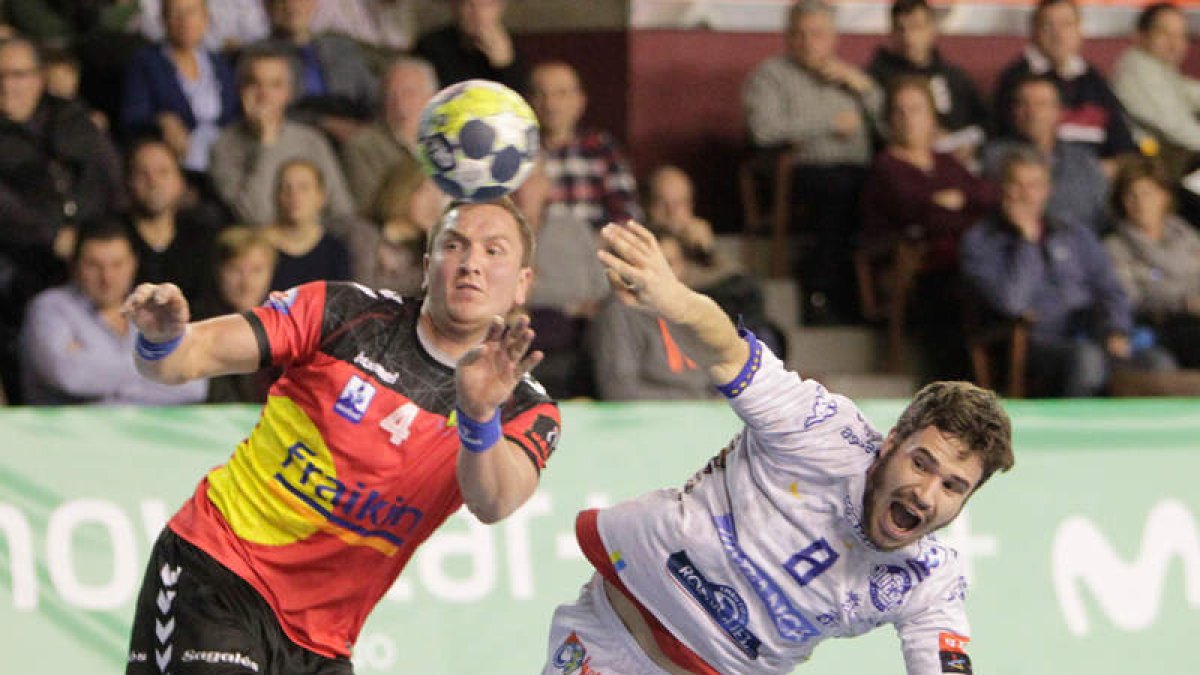Rodrigo lanza a portería en el partido ante Granollers de la primera vuelta, resuelto con victoria por la mínima para el Ademar. SECUNDINO PÉREZ