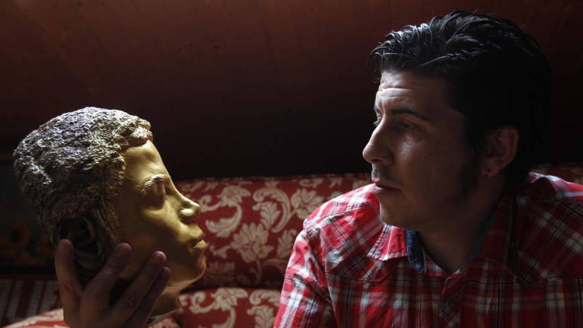 El artista leonés Luis Melón, que sostiene un busto de Michael Jackson en la mano, expone actualmente en el Musac.