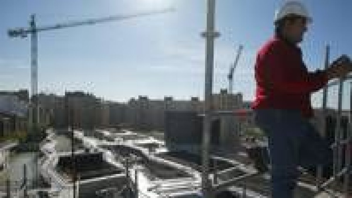 Un operario realiza labores de construcción durante la edificación del Musac