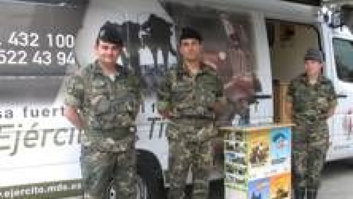 Tres de los militares en la unidad móvil, donde ofrecían información