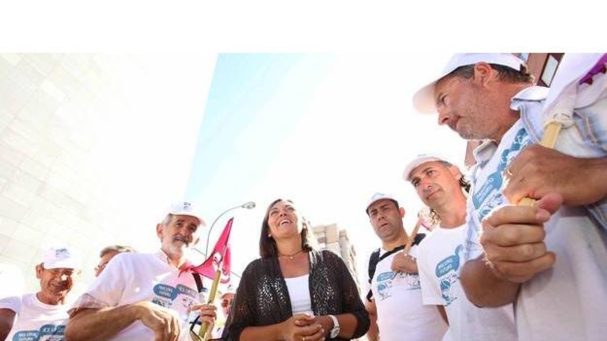 La consejera de Agricultura, Milagros Marcos, junto a los responsables de Asaja, Donaciando Dujo (D); Uccl, Jesús Manuel Palacín (2D) y Matías Llorente de Ugal-Upa (I), recibe a los integrantes de la 'Marcha blanca' en la consejería