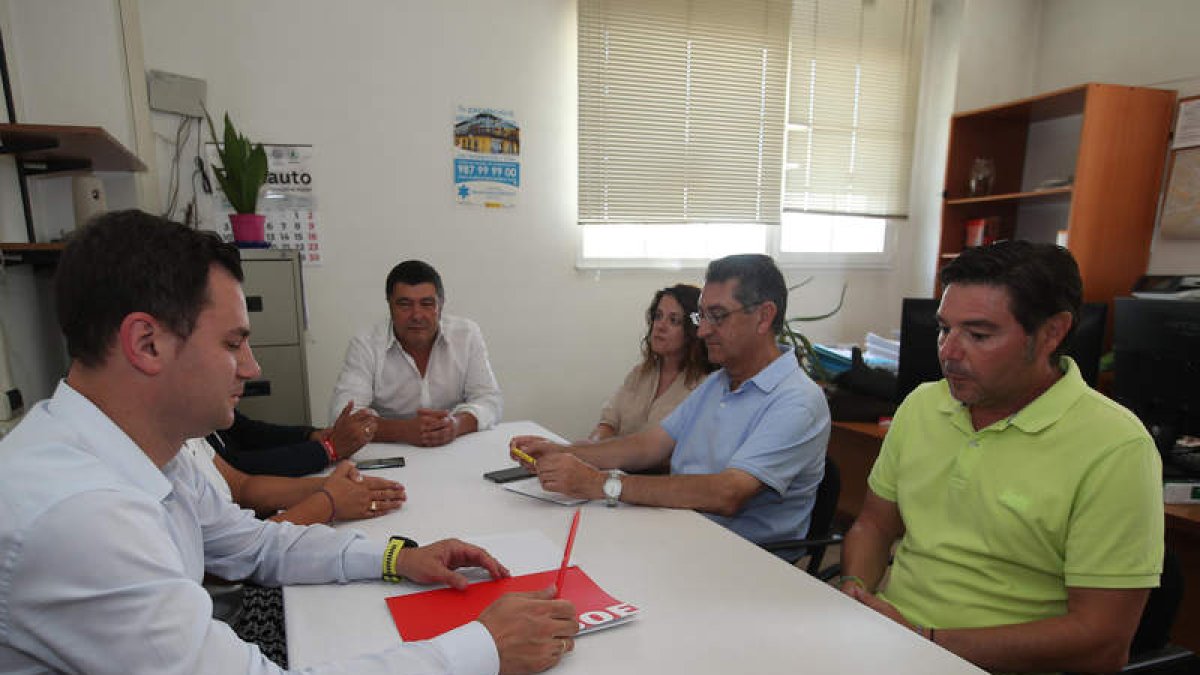 Reunión de Cendón con transportistas, ayer, en Ponferrada. DLM