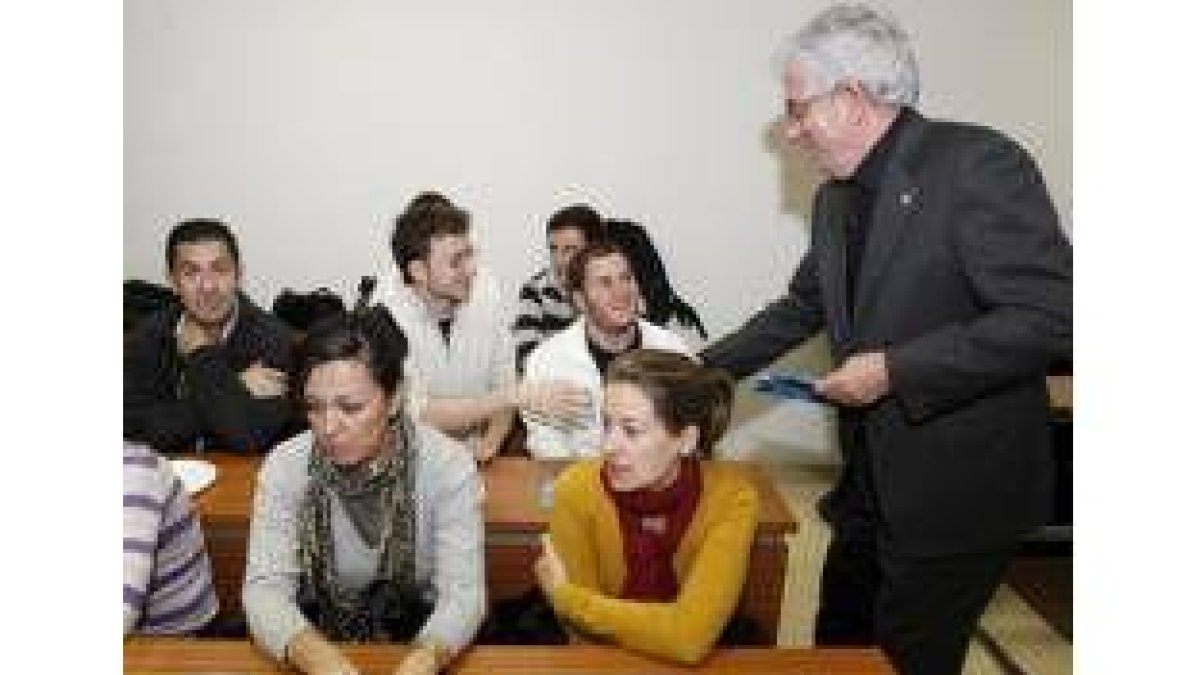 El rector saluda a los alumnos que participaron en la cata