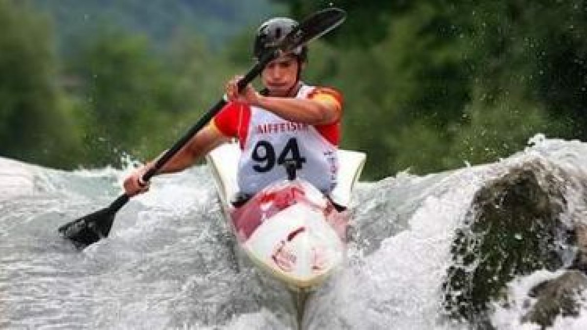 El piragüista Guillermo Fidalgo descendiendo el río Tiflis.