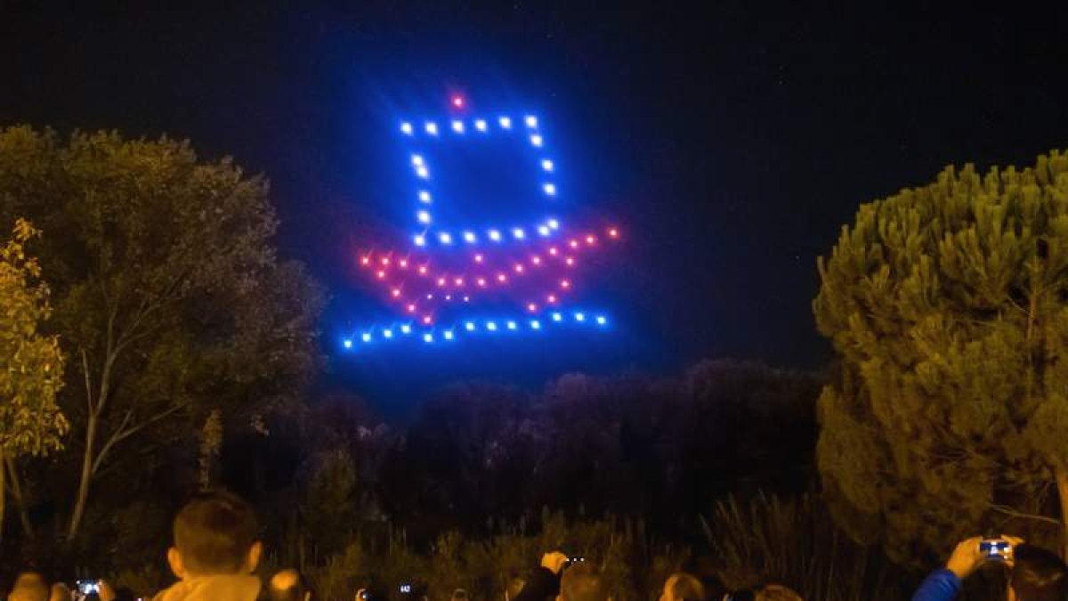 El espectáculo de luz que ofrecen decenas de drones en sustitución de los fuegos artificiales. raquel manzanares