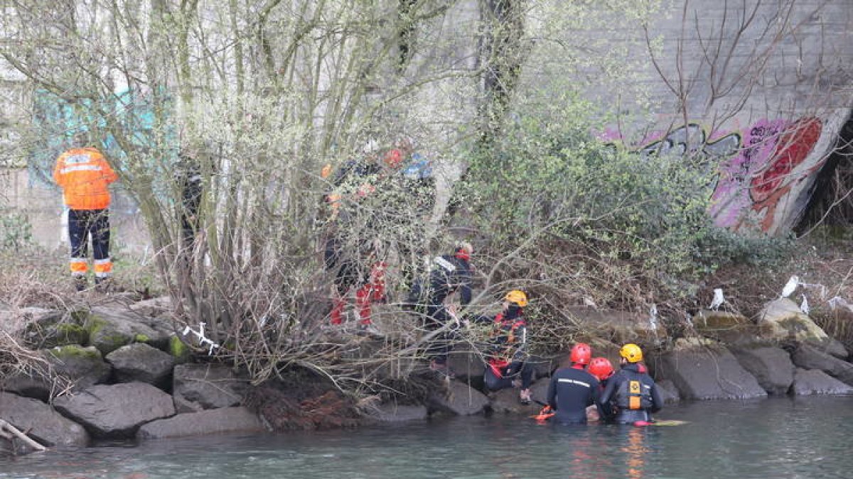 Varios efectivos realizan un rescate en el río Sil. L. DE LA MATA