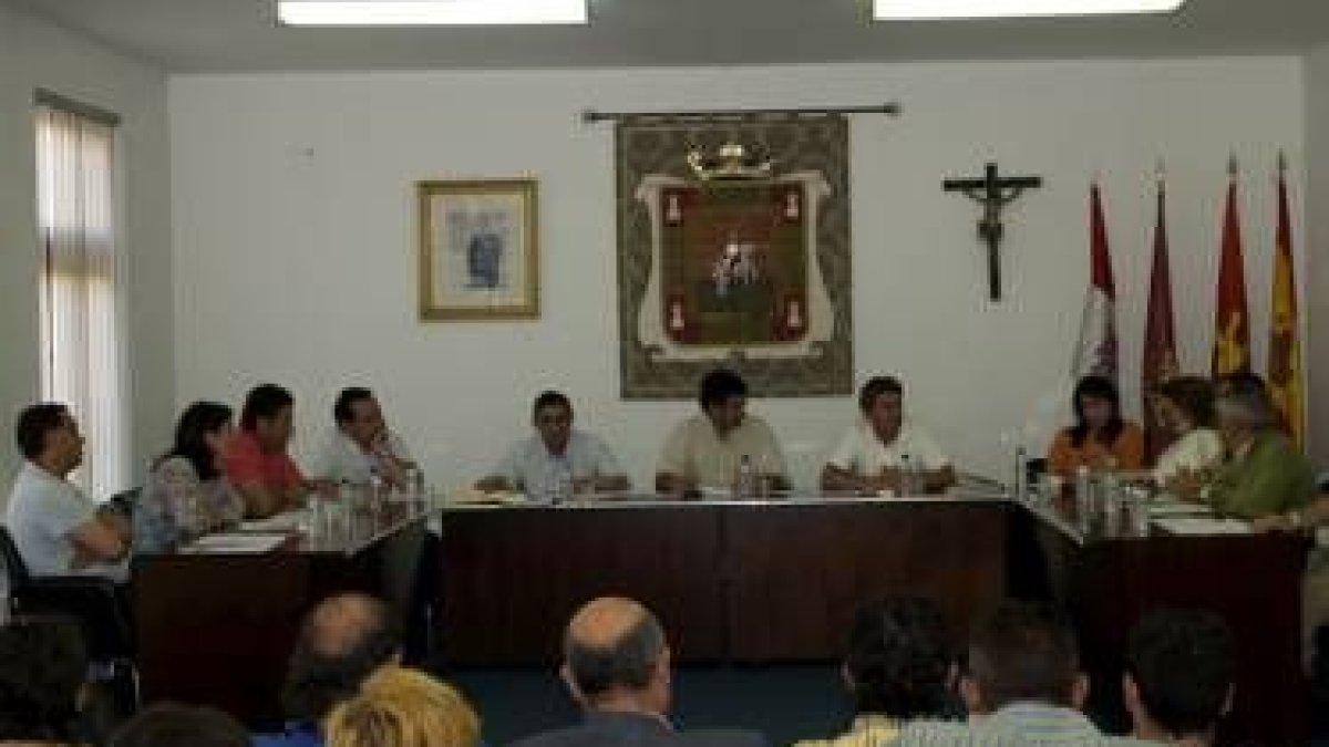 La polémica entre populares y leonesistas marcó la primera sesión plenaria de este mandato