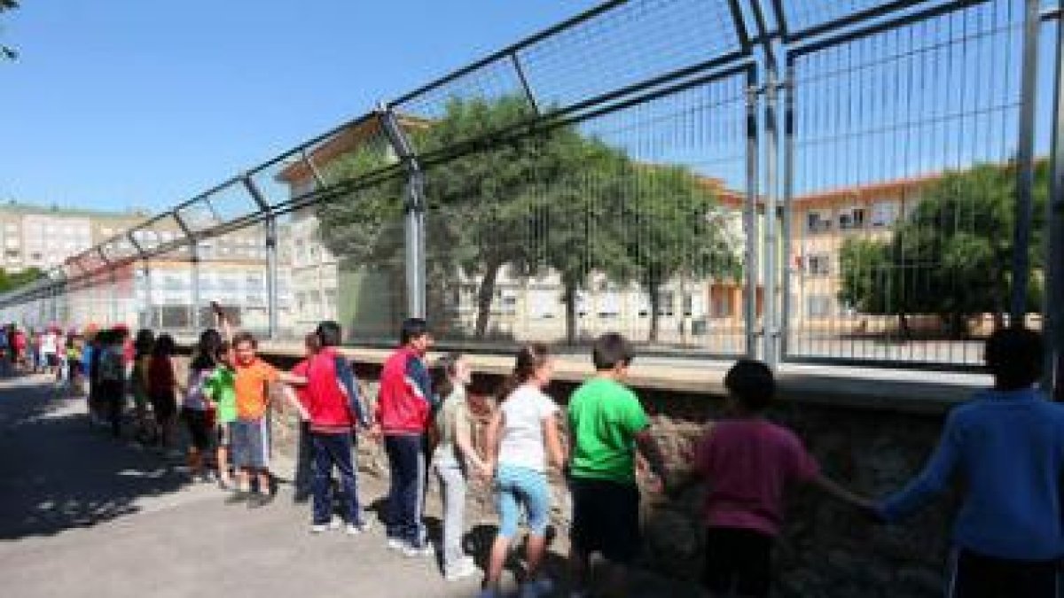 Los niños abrazaron al colegio Luis Vives en la celebración de sus cuarenta años de existencia.