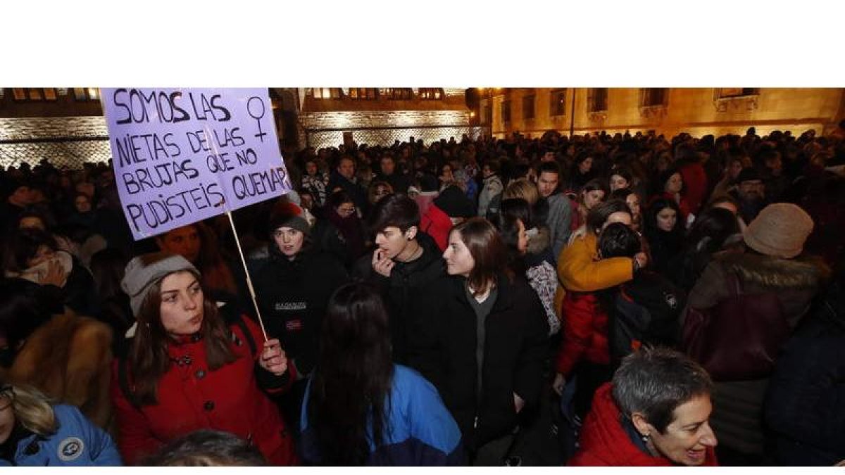 Medio millar de personas se manifestaron en León . RAMIRO