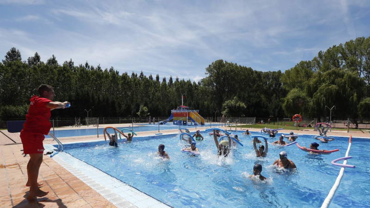 El recinto ferial, en La Bolenga, ha sido decorado con elementos de la producción de la cerveza, como lúpulo y cebada, y se completará con personal de organización, vigilantes y azafatas. Tanto la carpa oficial del Ayuntamiento como el escenario de actuac