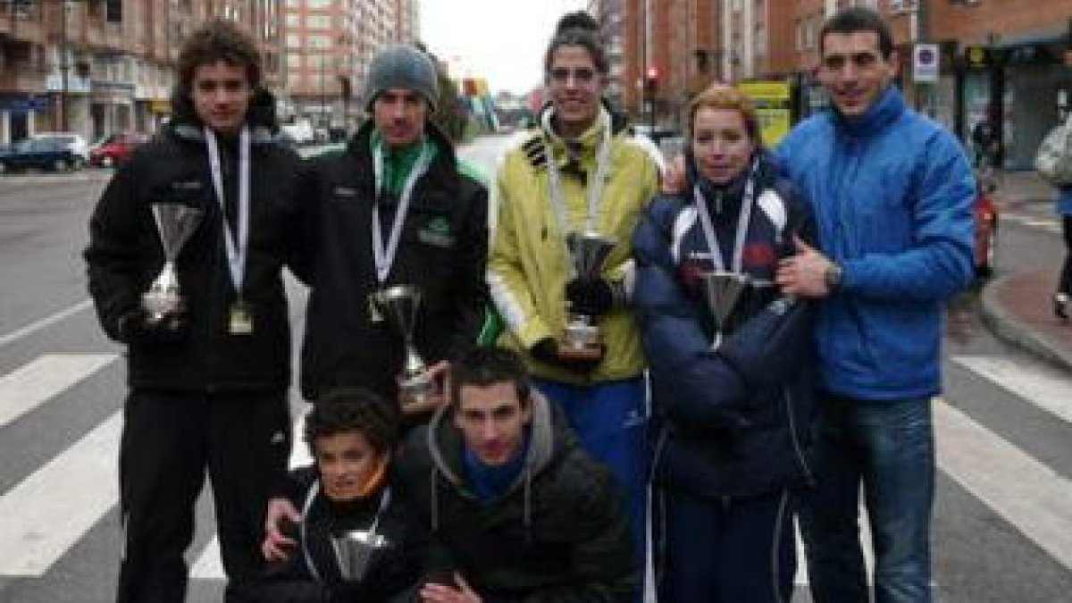 Colomo, Arcilla, Pinar, Noé y Jonás, con sus trofeos de campeones.