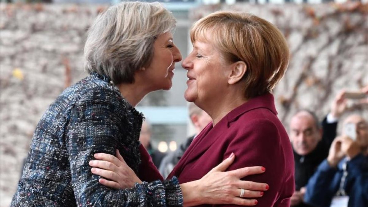 La primera ministra británica, Theresa May (izquierda) saluda a la cancillera alemana, Angela Merkel, en una imagen de archivo.