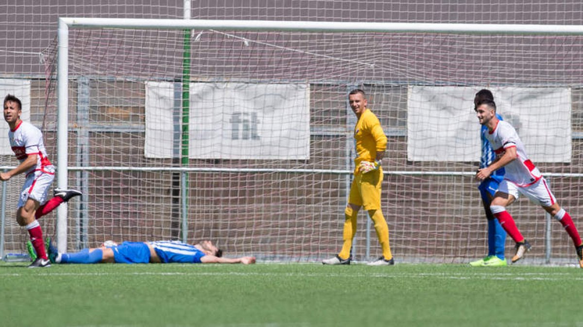 Los jugadores del San Sebastián de los Reyes celebran el gol de Rubén Mesa que sentenciaba el partido ante la desesperación de los blanquiazules. MATEO VILLALBA