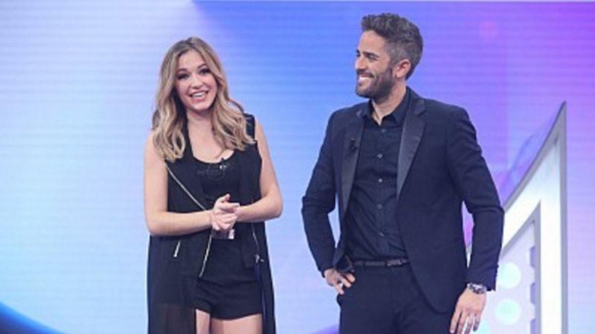 Mireya, la expulsada de ayer de OT, con el presentador, Roberto Leal.
