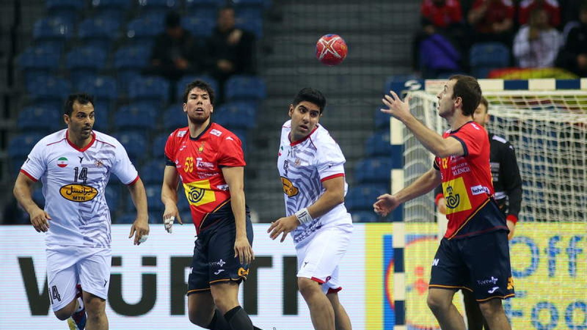 La selección española de balonmano se impuso con contundencia a los iraníes. LUKASZ GAGULSKI