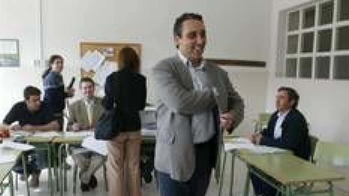 Fernando Valcarce ejerce su derecho al voto en las últimas elecciones municipales
