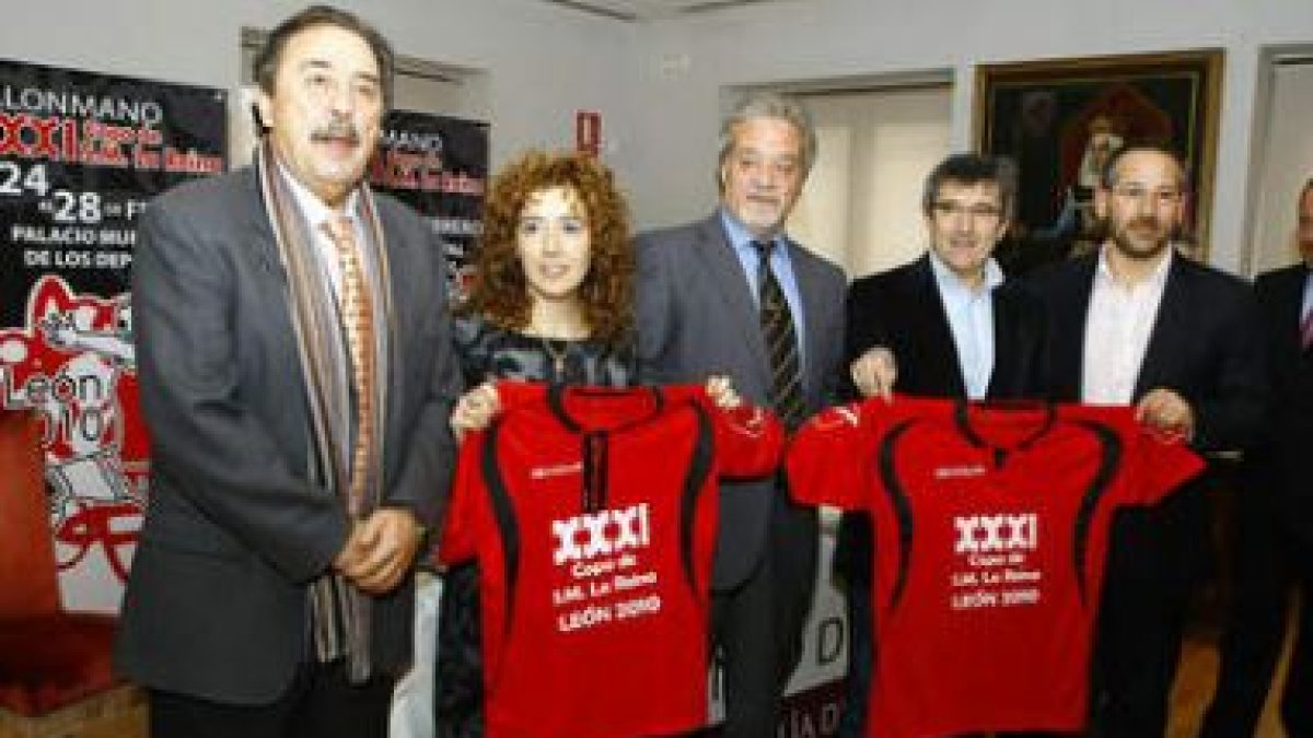 El alcalde y la concejala de Deportes con las camisetas de la Copa, flanqueados por los presidentes