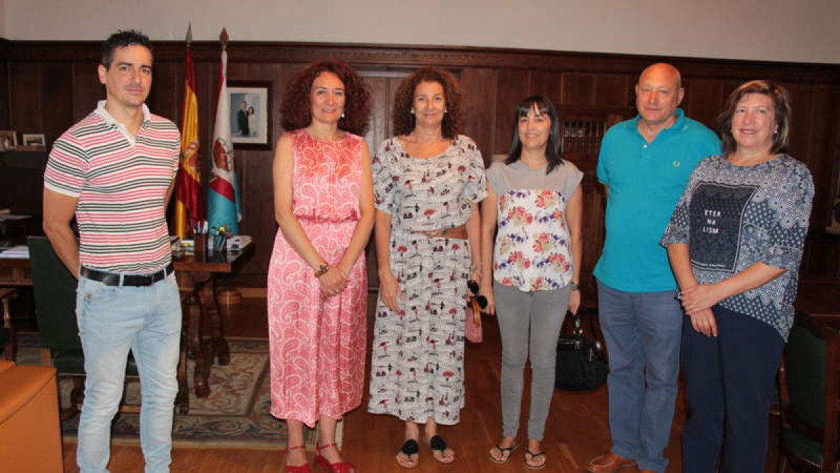 Los promotores de los huertos urbanos escolares, ayer con Merayo. DL