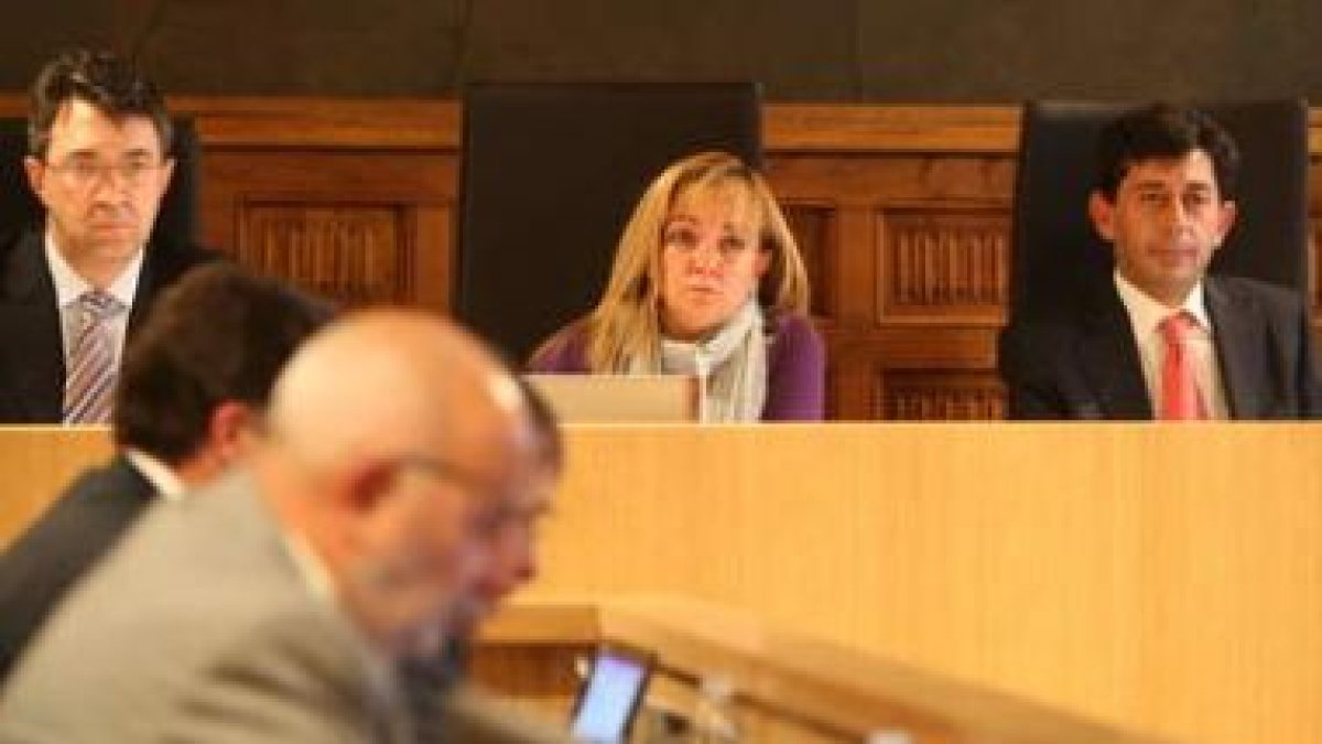La presidenta sigue el debate plenario escoltada por los diputados Martínez Majo y Jaime González