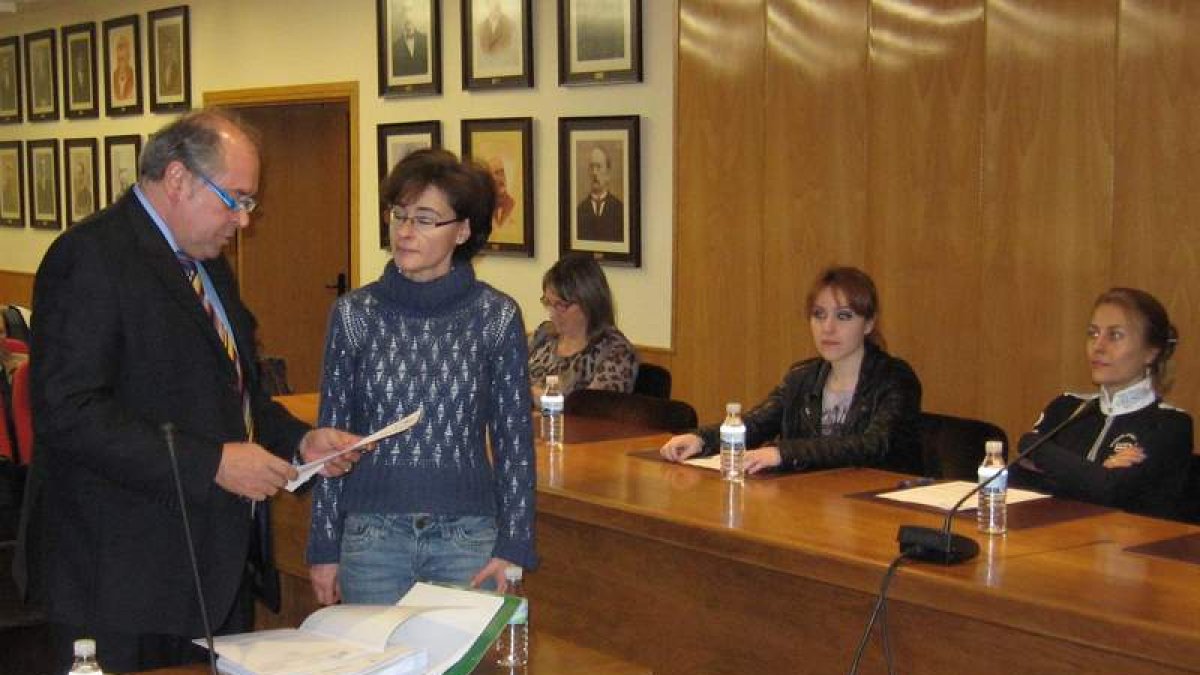 La socialista Francine Rodríguez tomó posesión para cubrir la baja de Nancy Prada.