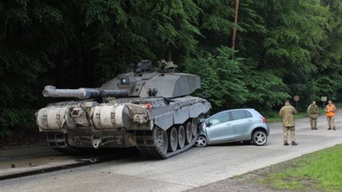 Imagen del accidente con el tanque distribuida por la policía de Lippe, Alemania.
