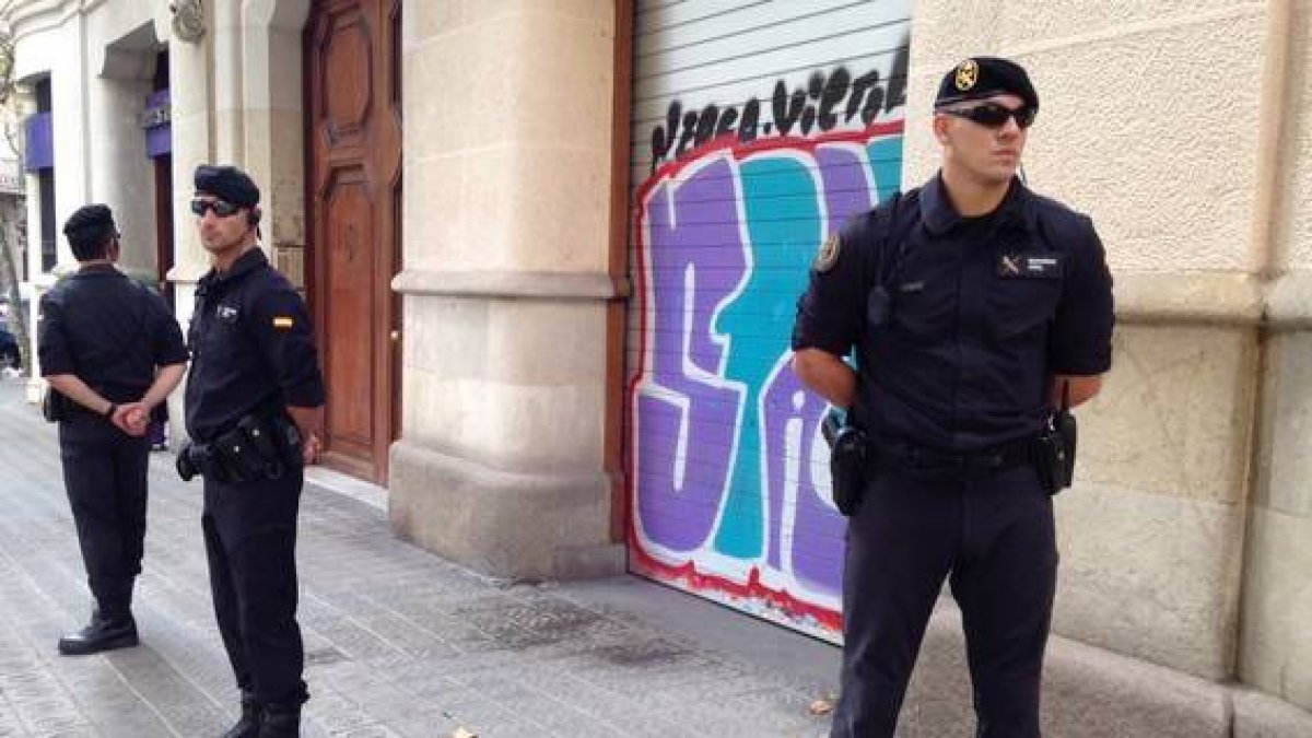 Agentes de la Guardia Civil, este viernes, a la entrada de la sede de la fundación CatDem en Barcelona