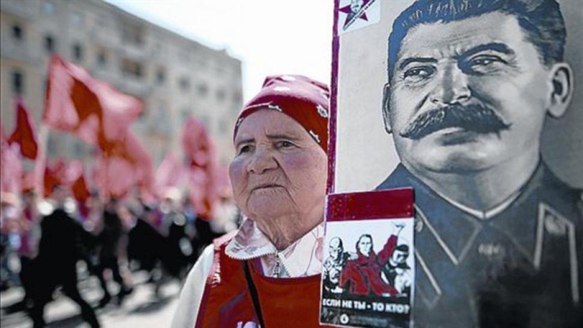 Una manifestante comunista porta un retrato de Stalin en Moscú.