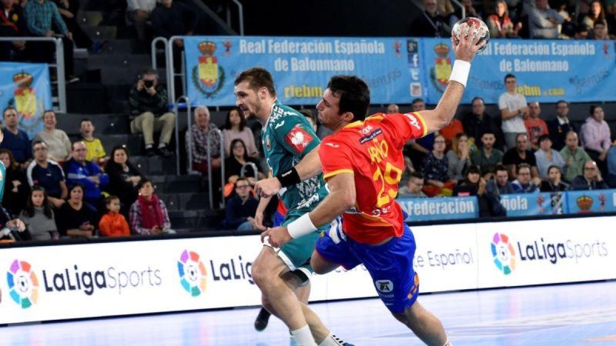 Aitor Ariño, en plena acción ante Bielorrusia.