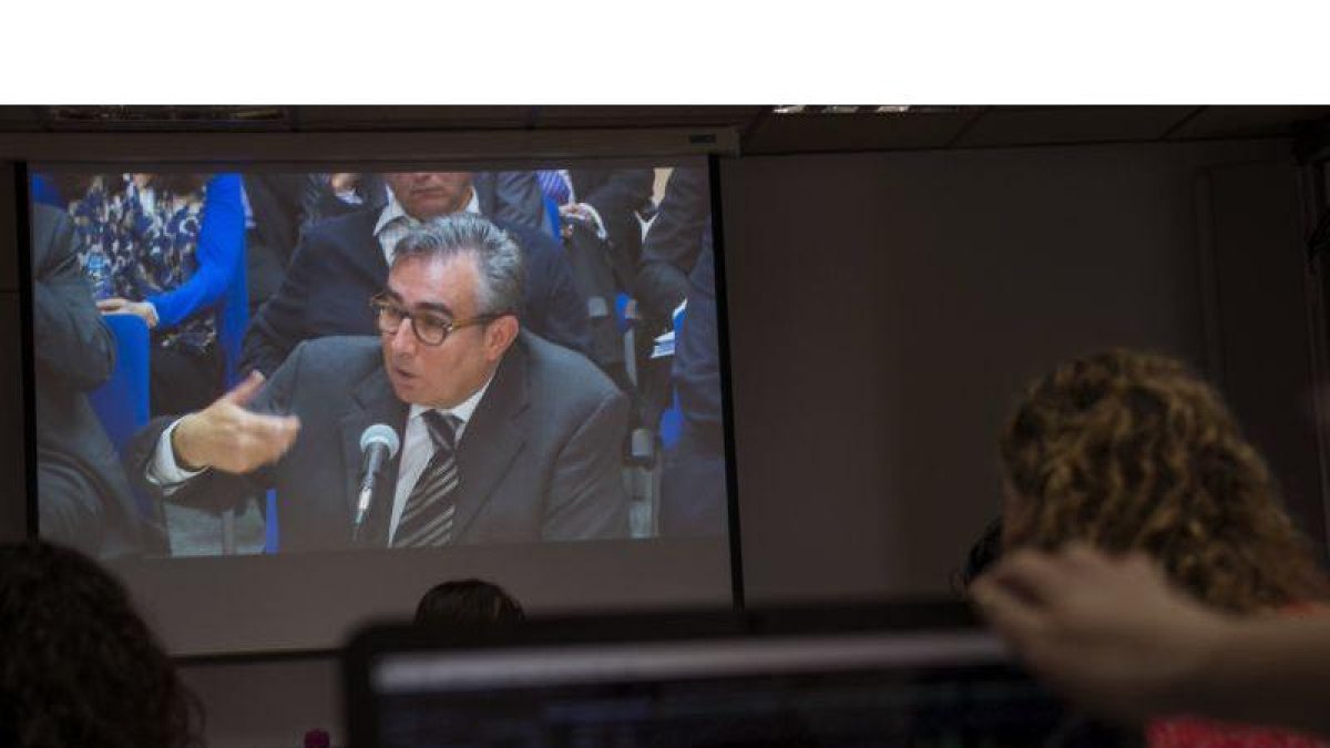 Vista del monitor ubicado en la sala de prensa de la Escuela Balear de la Administración Pública (EBAP), donde se celebra el juicio por el caso Nóos, durante la declaración de Diego Torres, exsocio de Iñaki Urdangarin en el Instituto Nóos.