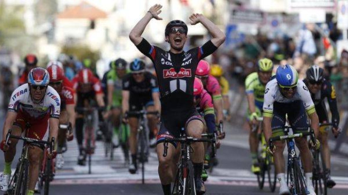 Degenkolb levanta los brazos en la meta de la 'Classicissima'.