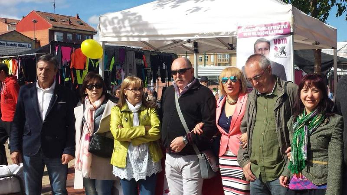 Julio González Rivo y parte de su lista, en el mercadillo.