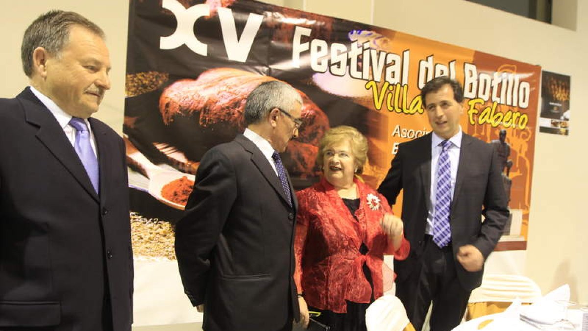 La pregonera Yolanda Ordás flanqueada por el alcalde de Fabero y directiva de El Cangalón.
