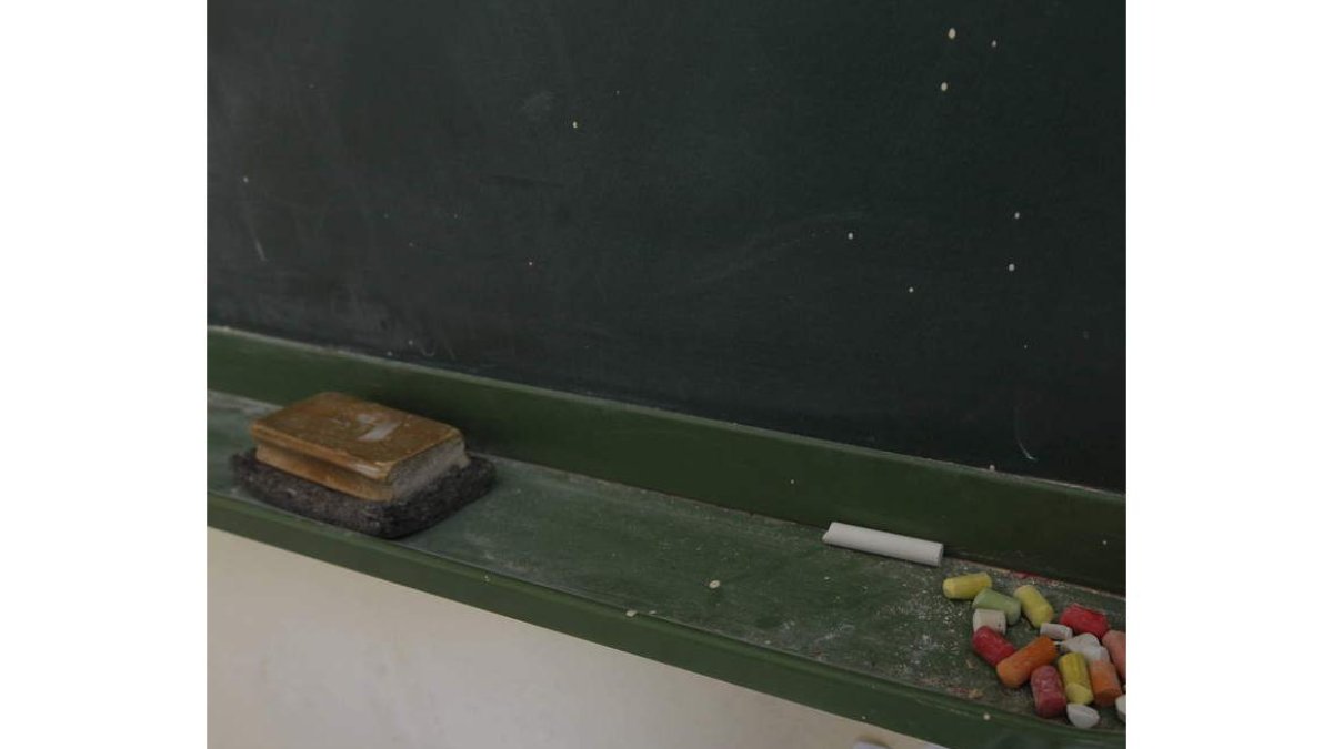Detalle de una pizarra en un centro educativo de la provincia leonesa. JESÚS F. SALVADORES