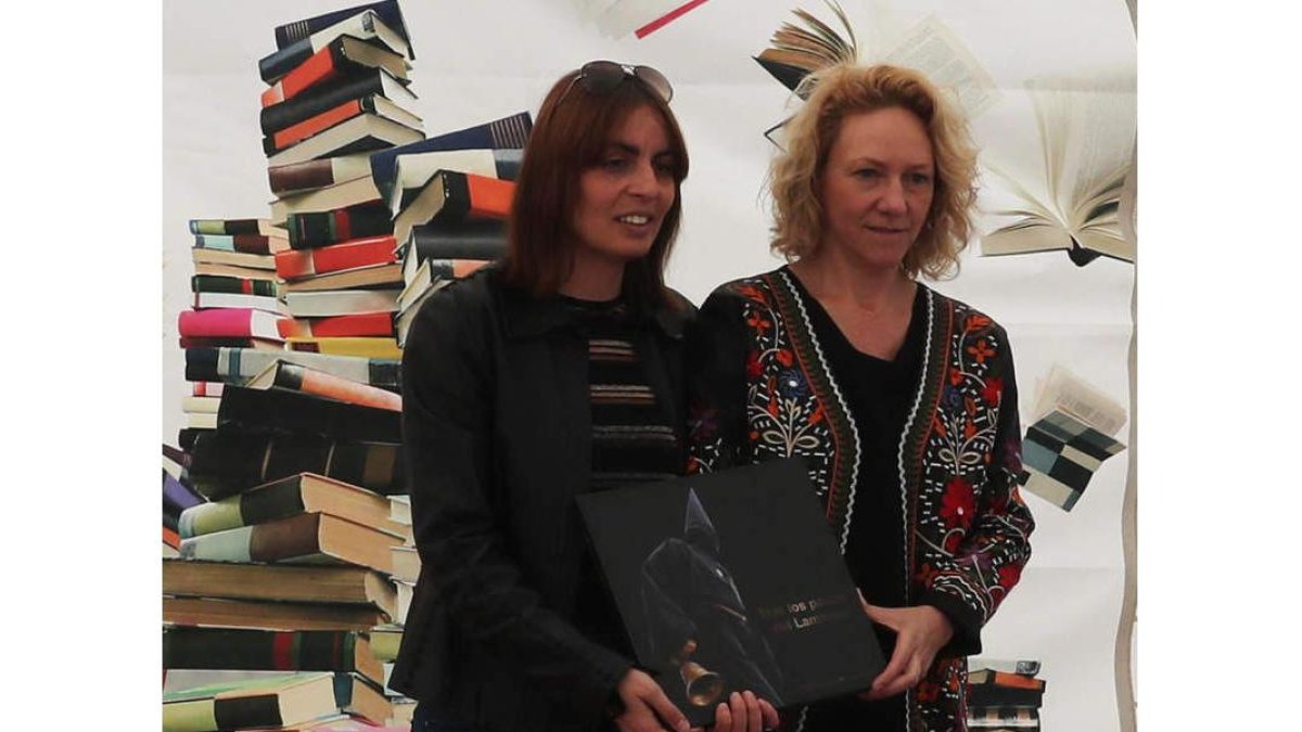 Ana F. Barredo y Nuria Rodríguez, durante la firma de libros. DL