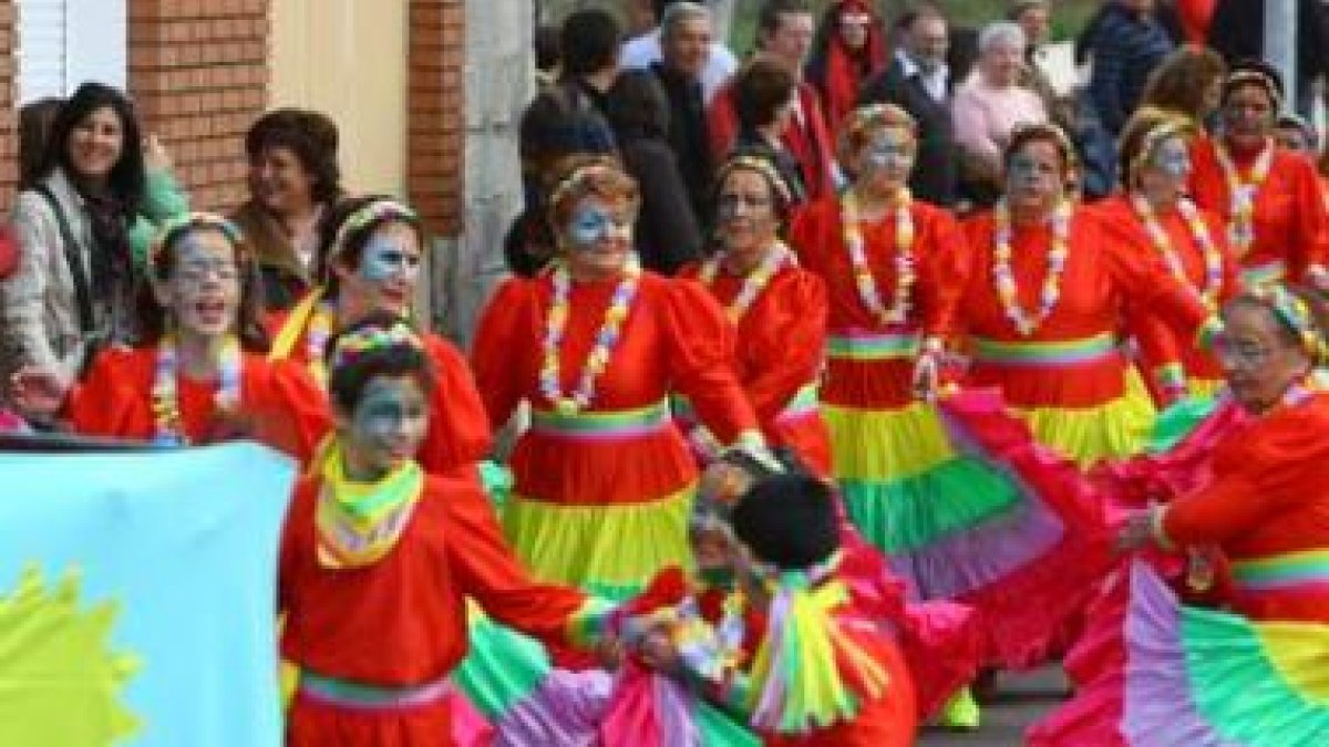 La familia Picapiedra, con su troncomóvil, derrochó humor y se llevó el primer premio para grupos de