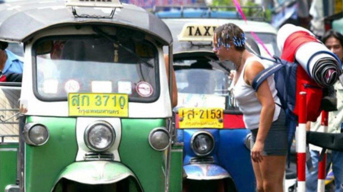 Una mochilera francesa toma un taxi en Bangkok.