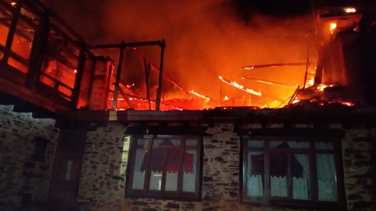Incendio en Castroquilame. BOMBEROS DE PONFERRADA