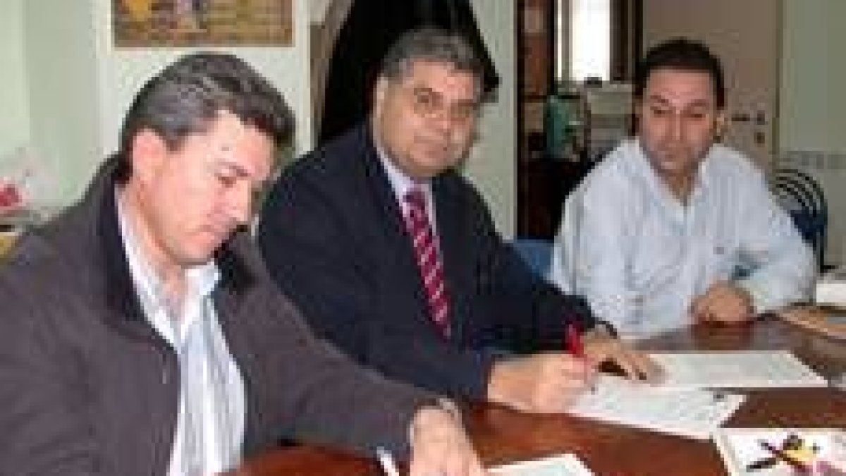 Domingo Fuertes, en el centro, junto a los firmantes del acuerdo