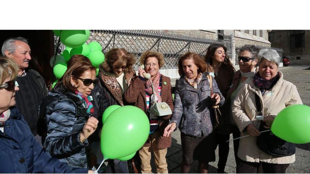 Las voluntarias del Teléfono, con la concejala Montserrat Gutiérrez, en Botines.