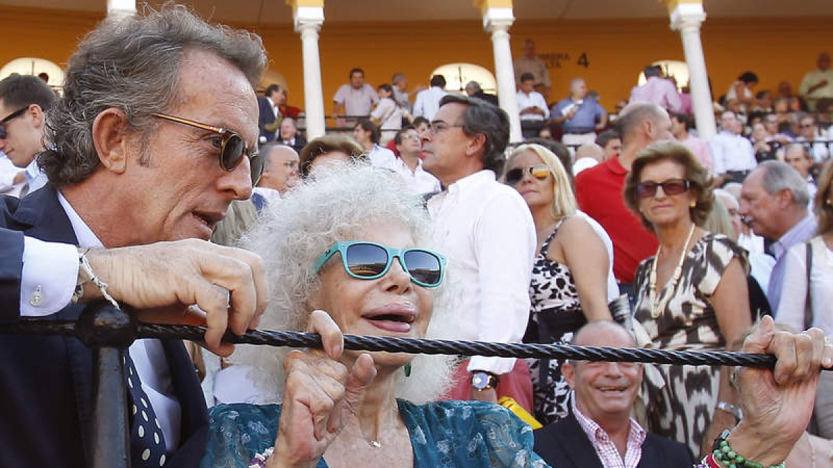 La duquesa de Alba asiste a una corrida de toros junto a su ya marido Alfonso Díez a finales de septiembre.