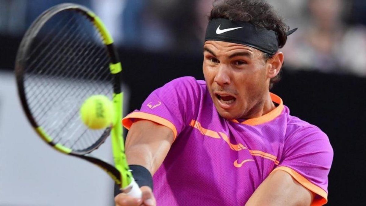 Nadal ejecuta un golpe en su partido ante Sock en Roma.