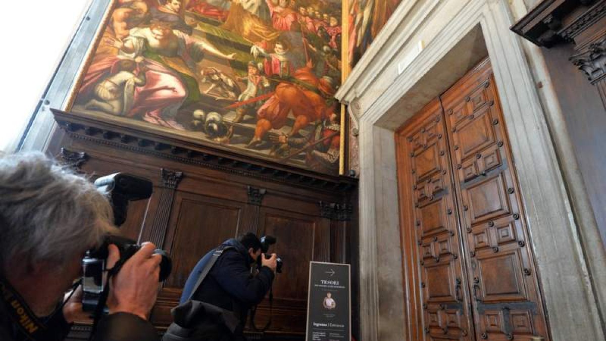 Los otógrafos toman fotos de las puertas cerradas de la Sala dello Scrutigno, donde se exhibe la muestra. ANDREA MEROLA