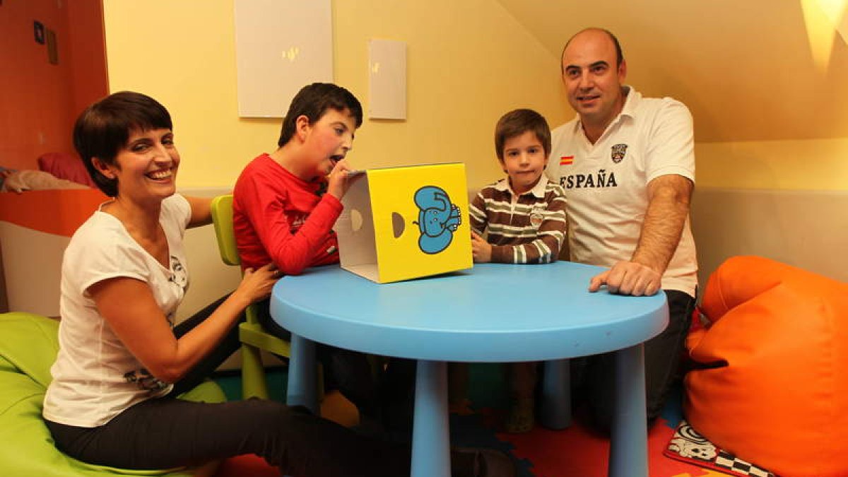 Nuria, Alba, Daniel (hermano de Alba) y Miguel Ángel, en su casa de León.