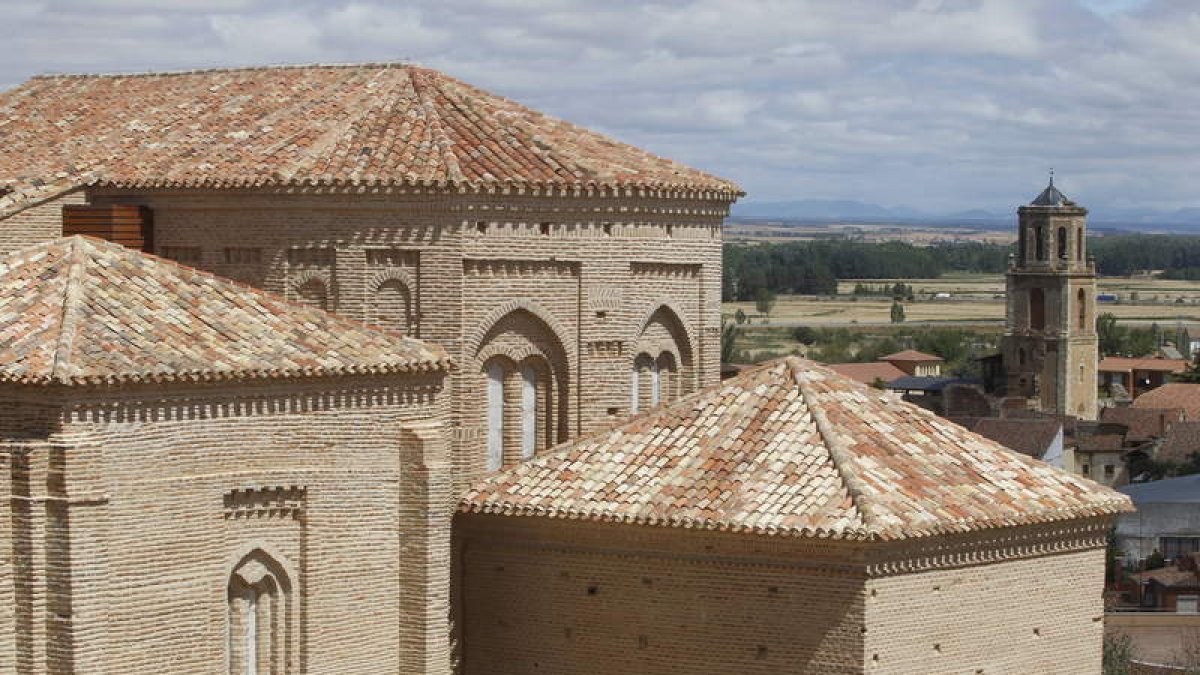 El castillo y el palacio de Grajal de Campos y vista de Sahagún con la Peregrina en primer término. A la izquierda, San Tirso de Sahagún.