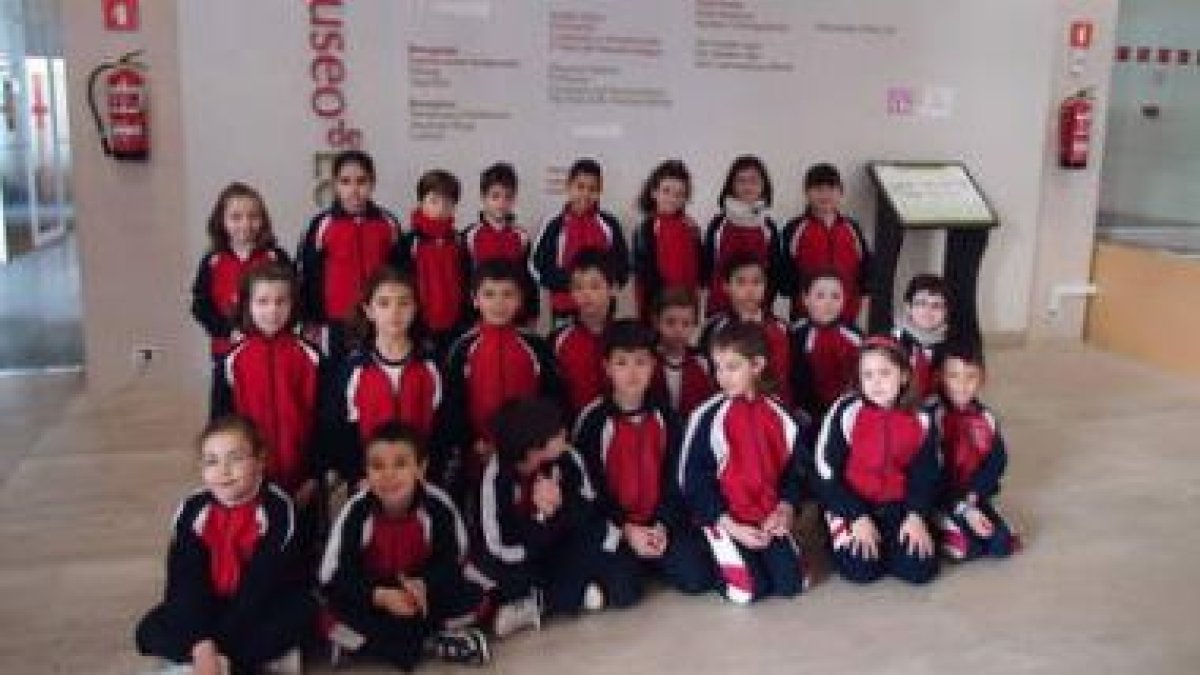 Los alumnos de las Agustinas en un momento de su visita al Museo de León.