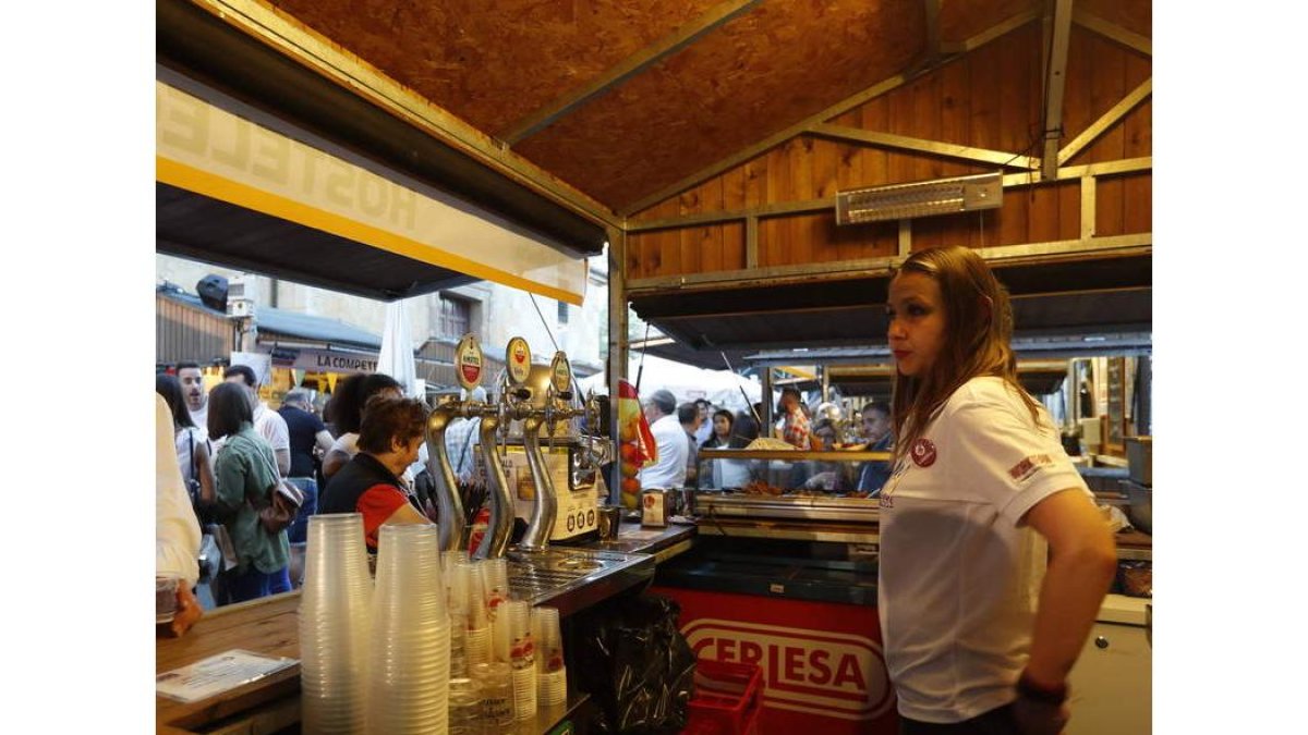 El público disfruta de la feria gastronómica Deleitarte.
