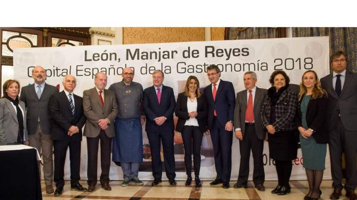 Una representación de invitados leoneses y andaluces posan con Silván, Susana Díaz y Majo, ayer en la capital hispalense. EFE