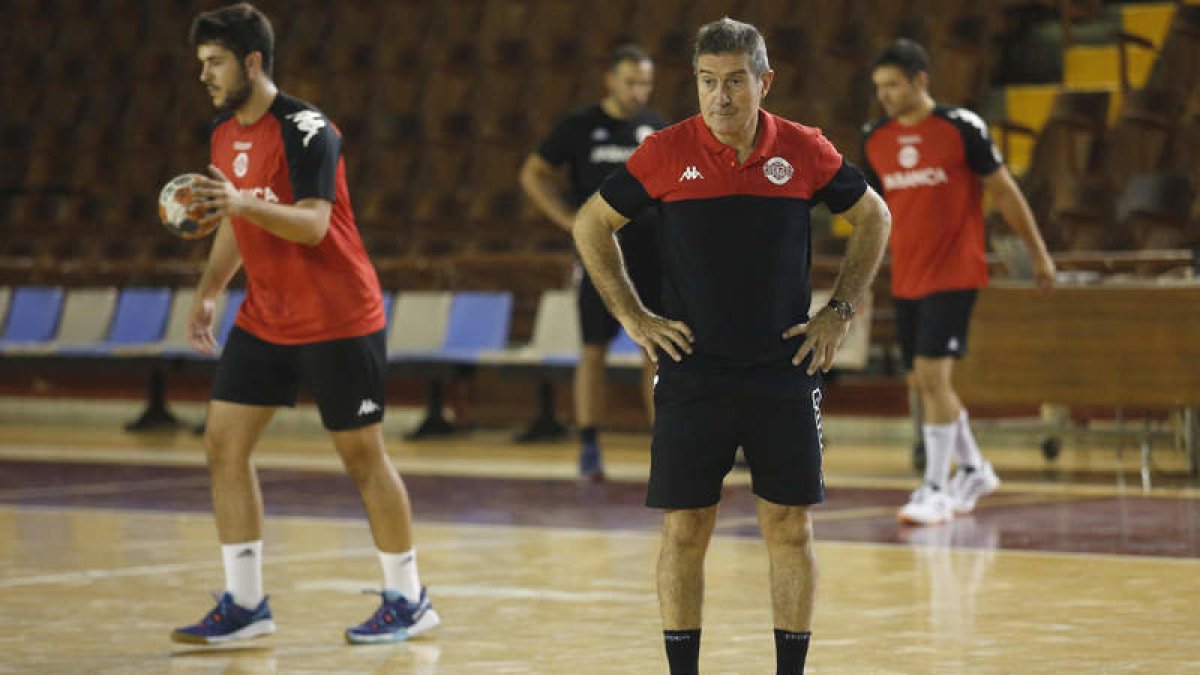 El entrenador del Abanca Ademar, Manolo Cadenas. FERNANDO OTERO