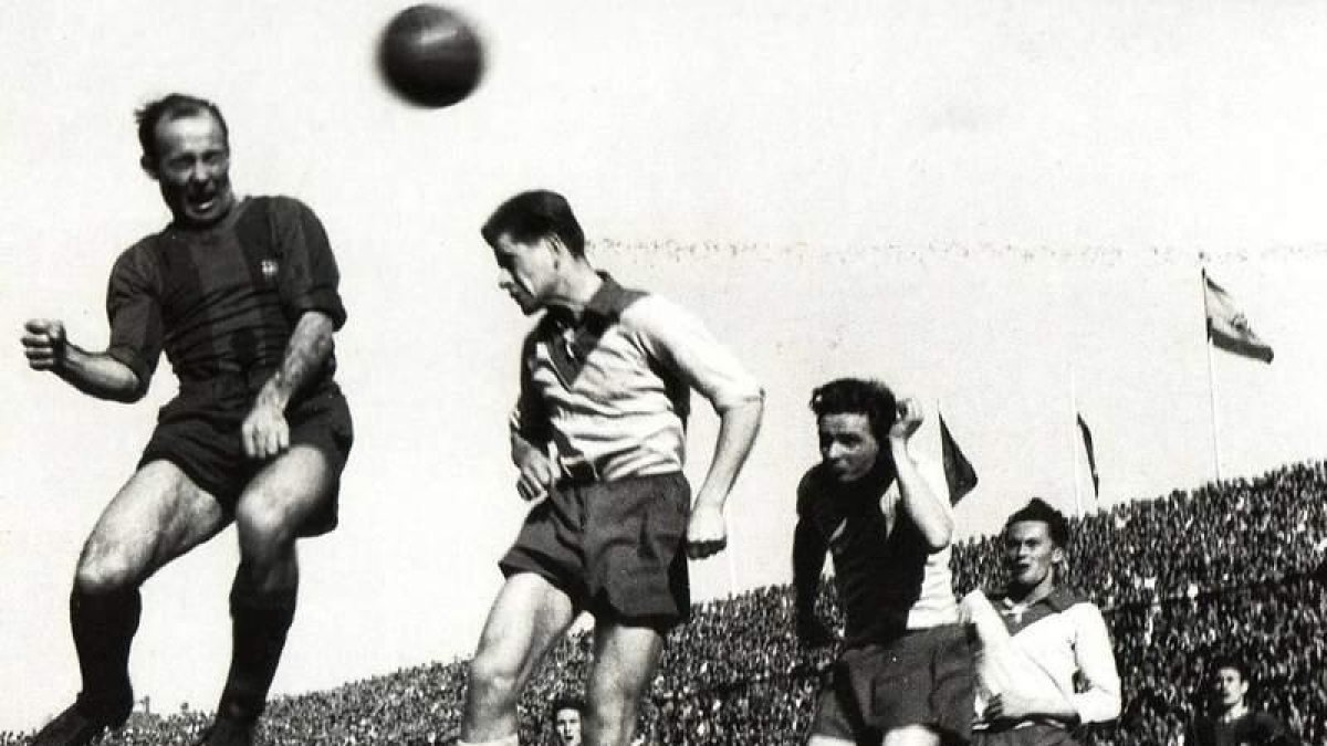César cabeceando un balón que acabaría en el fondo de las mallas con el sello del leonés.