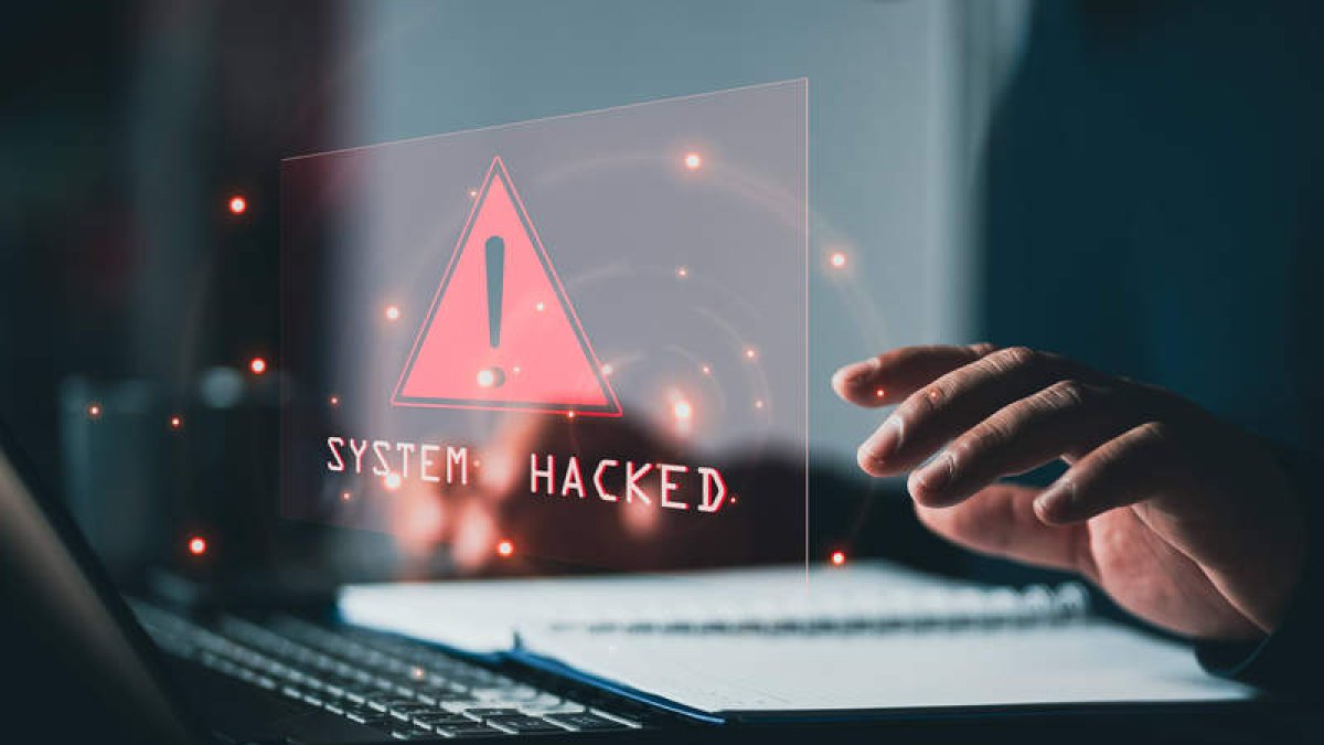 Expertos en ciberseguridad trabajan en las oficinas de Avast. AVAST